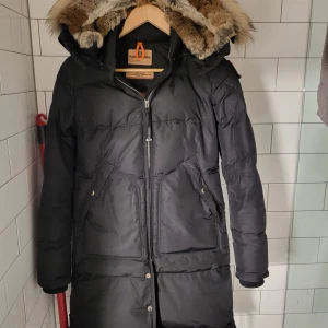 Parajumper long bear stl Xs - Parajumper long bear i stl Xs. Jackan är i använd fint skick. 