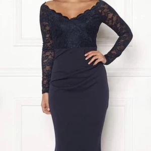 Festklänning  - Festklänning i marinblå använd vid ett tillfälle. 