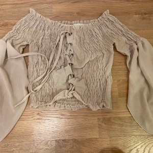 Tröja  - Beige XS med utsvängda armar 