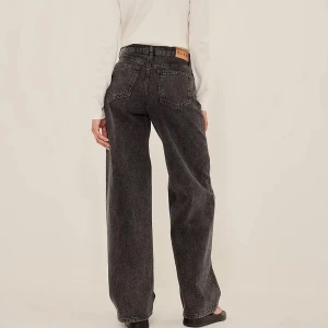 Gråa jeans  - Säljer nu mina fina baggy gråa jeans eftersom de är för långa för mig. Storleken är 36 men passar som en 38 