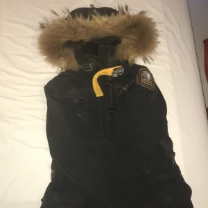 Parajumper både dam och herr - Säljer min parajumper då den är förliten jackan är använd en vinter resterande år har den bara legat hemma, vid snabb affär kan jag tänkas gå ner lite i pris