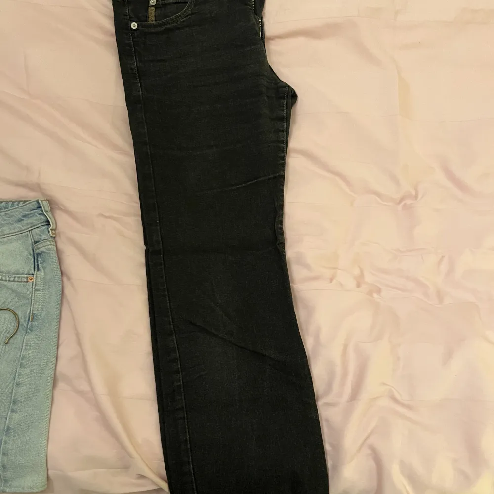 Säljer ett par gråa lågmidjade emporio armani jeans, de är endast använda ett fåtalet gånger  Storlek 27 passar till längden ca 167 cm. Jeans & Byxor.