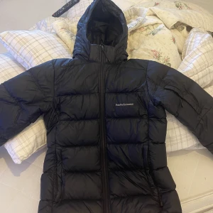 Peak performance jacka - Säljer nu min gamla peak performance jacka på grundav att jag inte kan ha den längre, jätte skön och perfekt till vintern. Min är köpt för 2500kr Säljer min för 750kr men vid snabbaffär kan jag absolut diskutera priset🥰