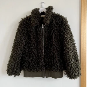 Grön Fluffig Jacka  - Vinterns fluffigaste jacka! 💚  Mörkgrön, snålt använd. Storlek 34, oversize så kan säkert även passa S/M :)  Kan mötas i Sthlm  