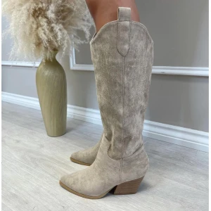Cowboy boots - Säljer dessa beiga cowboy boots i storlek 41 pågrund av att dom inte passade mig 🤎 Helt oanvända, skriv privat för frågor 😇