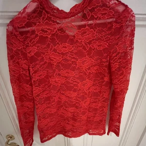 Spetstopp i rött  - Perfekta toppen till alla julens festligheter🎊🎊🎄Röd spets, sitter snyggt knappt använd❤️