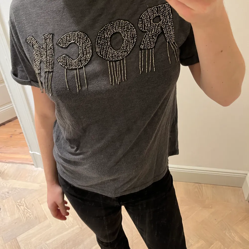 Supercool tisha i snygg passform med häftigt tryck😍Inköpt på mango men ger lite zadig-vibes! 🖤Bra skick. T-shirts.