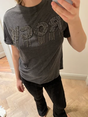 Asball t-shirt med rock-tryck  - Supercool tisha i snygg passform med häftigt tryck😍Inköpt på mango men ger lite zadig-vibes! 🖤Bra skick