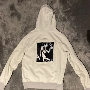 Limitato hoodie - Säljer nu min limitato hoodie eftersom den inte kommer till användning. Hoodien är ALDRIG använd och är i otroligt bra skick.