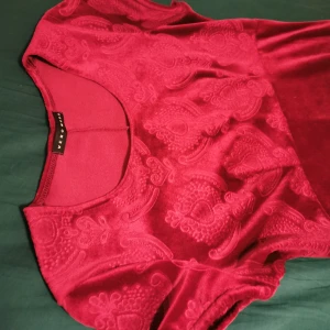 Broderad klänning i sammet - Den faller lite över knäna på mig som är 170. Så fin färg och glans i verkligheten. Köpt på secondhand. Om du vill ha bilder eller undrar något så är det bara att fråga! :) 