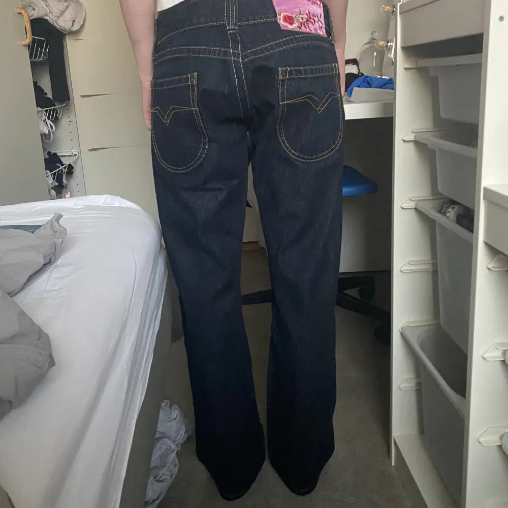 Säljer dessa lågmidjade replay jeans i mörk tvätt som jag aldrig använt då de är för små! Så de är i jätte fint skick!. Jeans & Byxor.