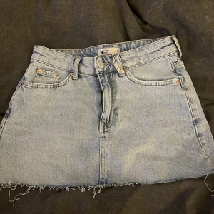 Kjol - Snygg kjol från ginatricot som bara är testad, lappen sitter kvar. Bra skick. Köparen står för frakten. Någon fråga eller intresse skriv. 