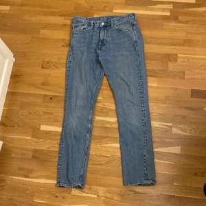 Weekday jeans med väldigt timeless passform imo. Köpte för 2 år sedan men knappt använt. Är för korta för mig tyvärr. Bra skick förutom lite slitage i ena fram fickan.