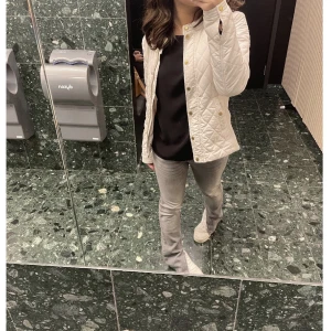 Lågmidjade jeans - (Lånade bilder!!)Säljer dessa lågmidjade jeans med slits som jag köpt här på plick av en tjej då de inte passar mig är dom därför aldrig använda av mig, bara provade. Kom med eget bud, dom är i bra skick. Bara att höra av sig vid frågor💕