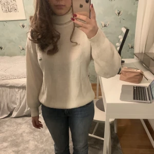 Vit polo tröja - Säljer denna vita polotröjan från Lacoste. Står ingen storlek men skulle säga att den är S-M. Kostar 75kr exklusive frakt❤️