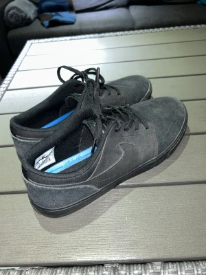 Nike SB - Storlek 44, sällan använda. Inget smuts på dom, och väldigt sköna som söker en ny ägare☺️