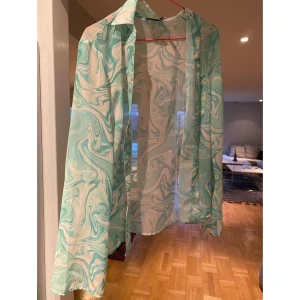 Cool sommarskjorta - Säljer denna coola skjorta från Asos. Den är väldigt tunn så passar perfekt till sommaren. Använd en gång så den är i väldigt bra skick. Säljer för 120kr + frakt ☺️