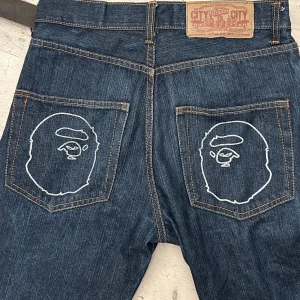 Bape byxor size m - As snygga y2k byxor som är i bra skick. Säljer de för att det it är min stil längre. Kom privat för fler bilder. Priset går att diskuteras 