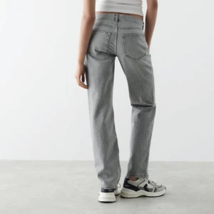 Jeans  - Säljer mina jeans från gina, säljer billigt för att det är svarta streck på byxorna som säkert försvinner på något sätt men funkar inte att tvätta dom i tvättmaskinen dom är storlek 34 och har använt typ 4-5 gånger (tryck inte på den gröna knappen)