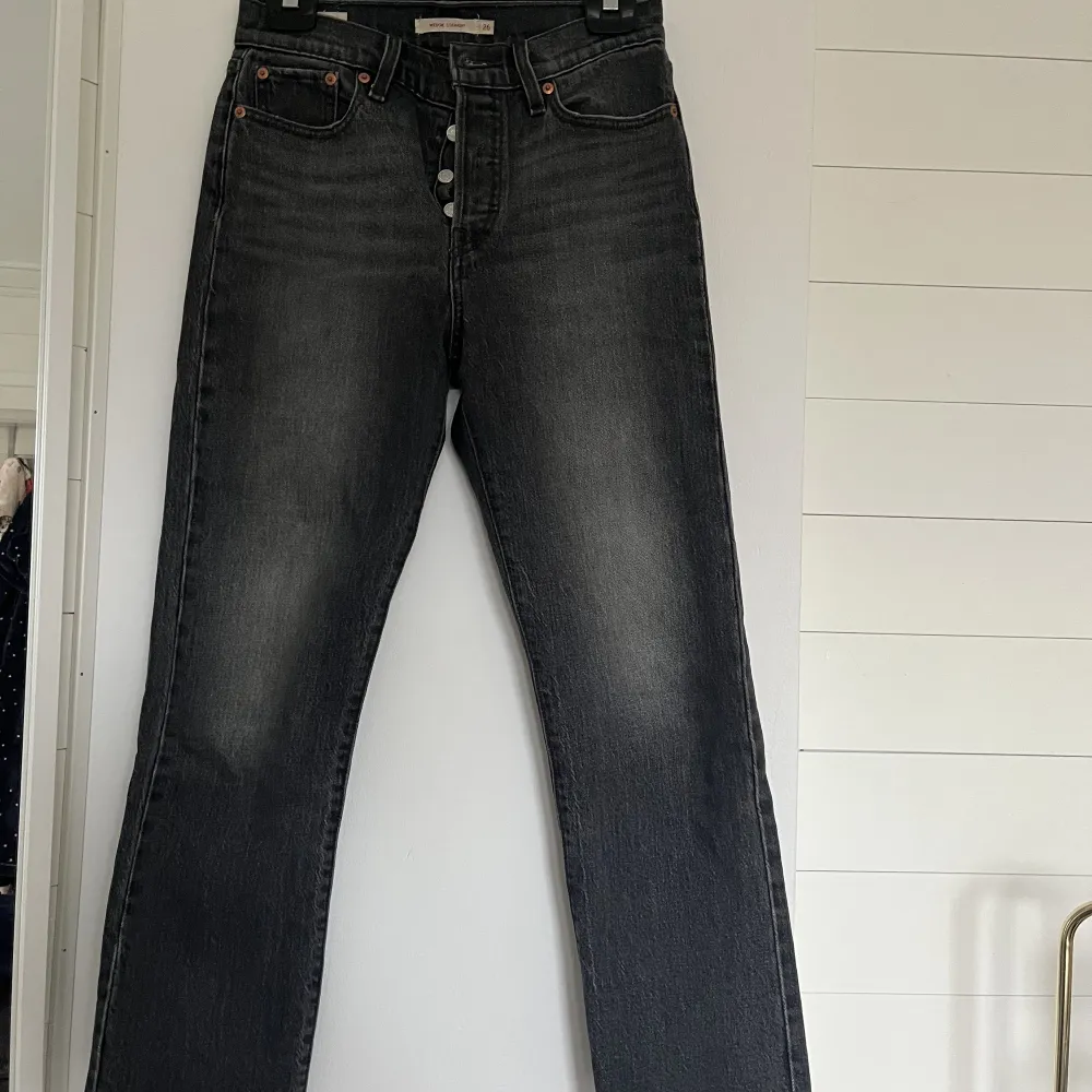 Snygga Levis jeans i modellen Wedgie Straight . Jeans & Byxor.