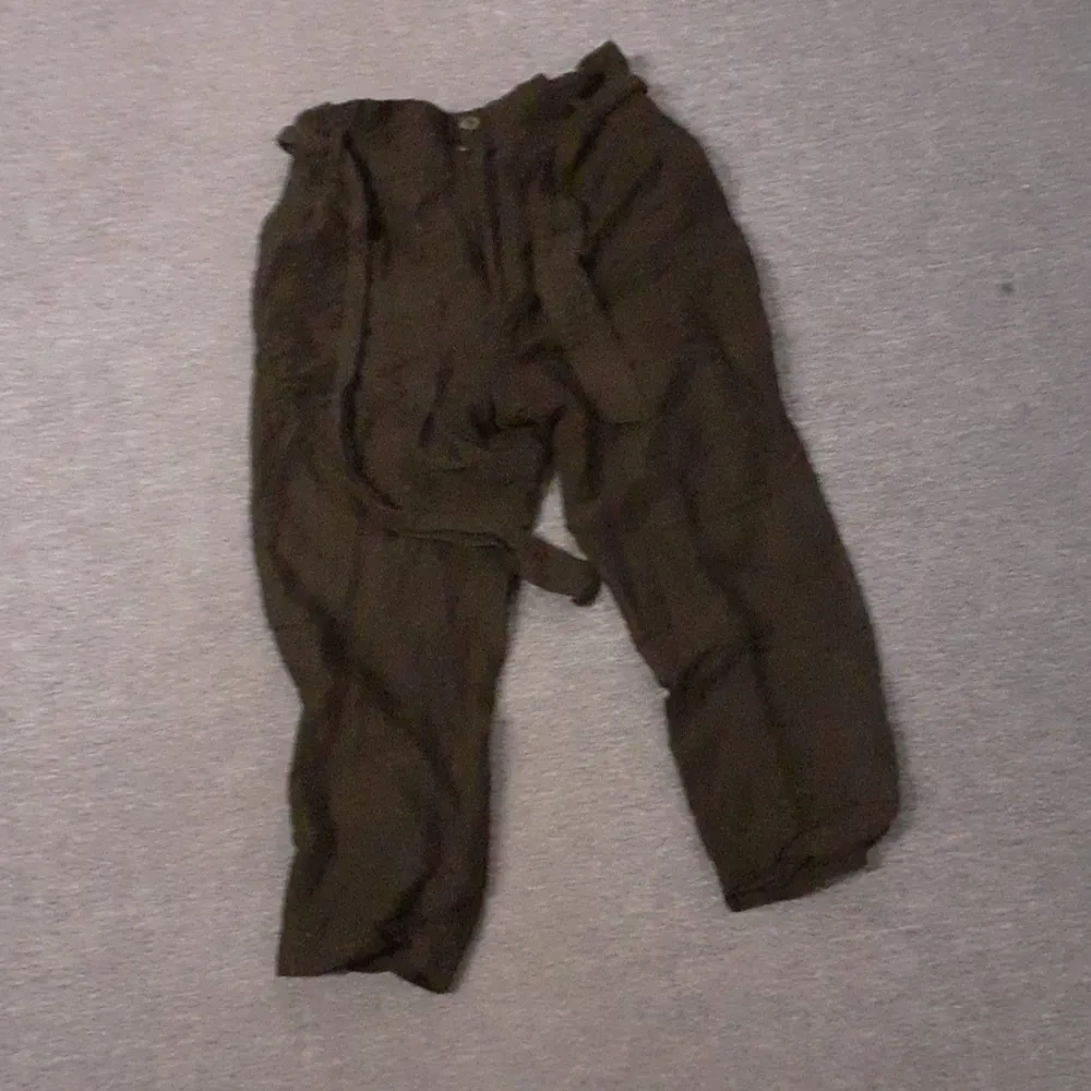 Ett par svarta låga byxor från h&m aldrig använda. Jeans & Byxor.