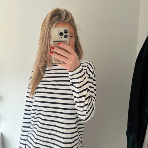 randig tröja - Använd fåtal gånger. Tryck gärna köp nu💕