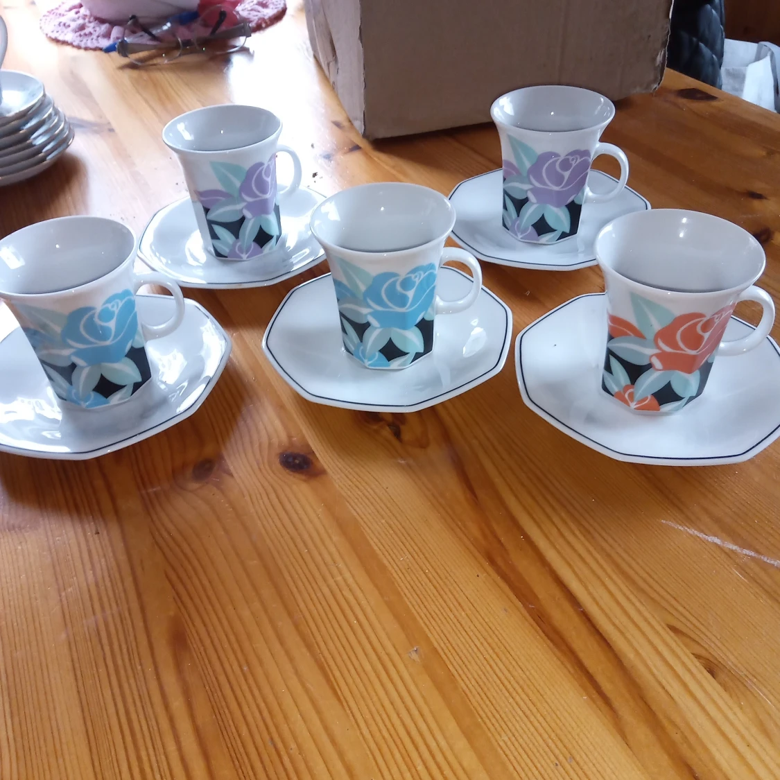 5 små kaffekoppar med fat med blommor på kopparna . - 90