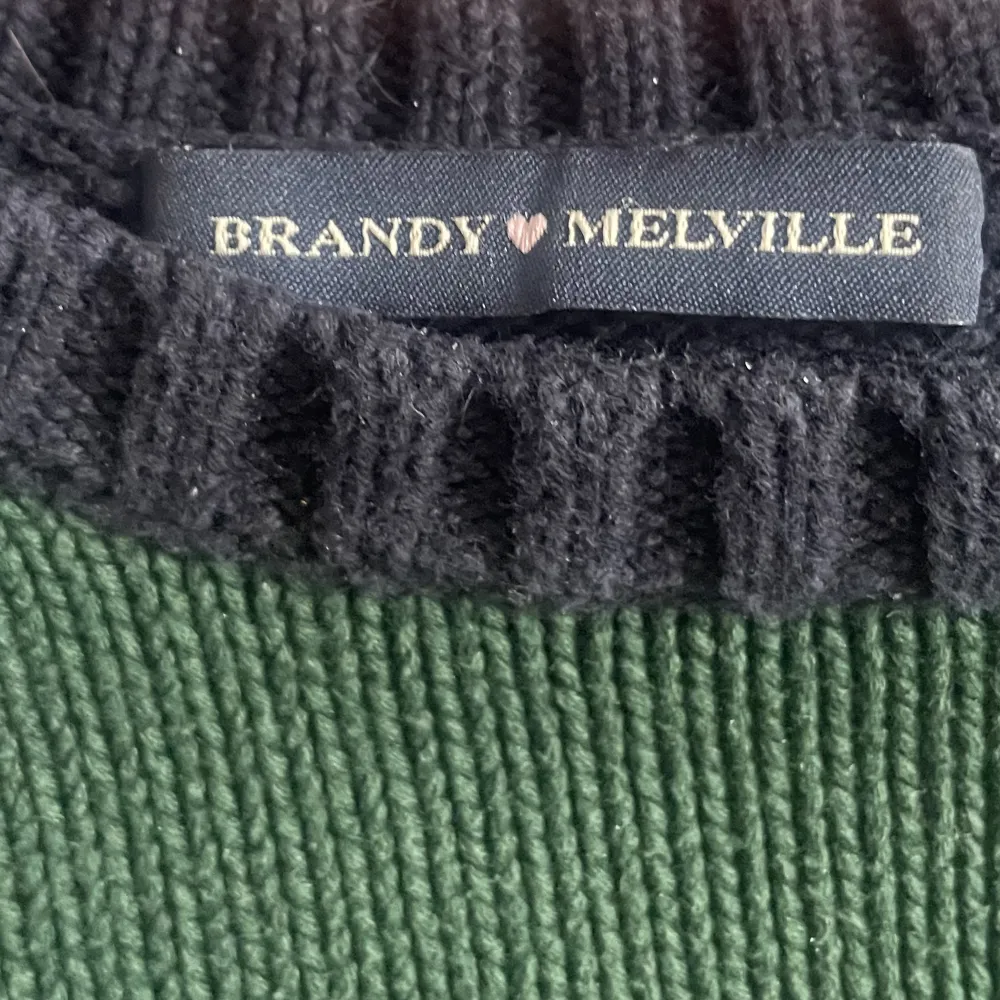 Säljer min jättefina Brandy Melville tjocktröja eftersom den inte används! Den är O/S men jag skulle vilja säga att den passar XS-L beroende på hur man vill att den passar! Frakten betalar du för, DM:a vid intresse och priset kan alltid diskuteras!. Tröjor & Koftor.