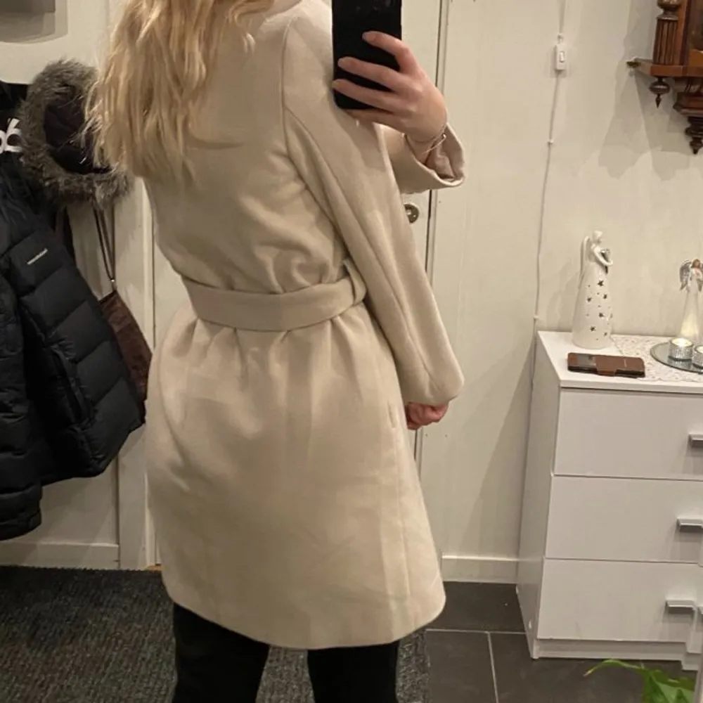 Beige vit kappa från h&m. Jackor.