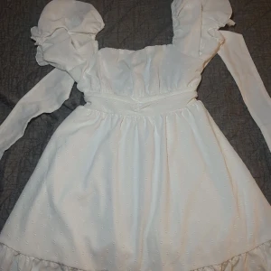 Vit sommarklänning - Jättesöt klänning till sommaren. Passar perfekt som studentklänning. Säljer denna då jag köpte flera olika att testa. Den är aldrig använd och har super najs material. Sitter jätte fint på och är medellång.