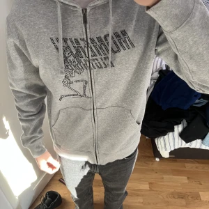 Grå rhinestone hoodie  - En grå hoodie med svarta rhinestones Storlek M