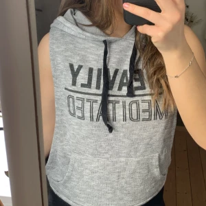 Hoodie  - Hoodie utan armar. Öppen på sidan & är en sval & tunn ”sport” hoodie