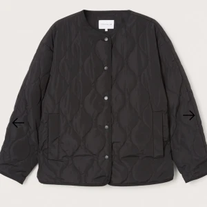 Quiltad jacka  - Säljer denna quiltade jackan från MQ i storlek xs! Super fin o nästan aldrig använd❤️