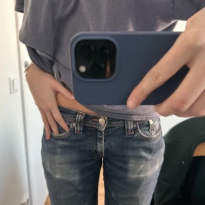 Lågmidjade vintage levis - Lågmidjade levis jeans, säljer då jag måste rensa. Passar mig perfekt som är ca 174 och bär S/M💕