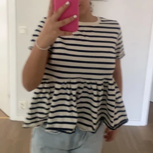 Randig tröja med volang - En randig Zara tröja, använd några gånger och säljs för att den inte kommer till användning.