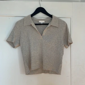 stickad t-shirt  - Så fin stickad kortärmad tröja. Från H&M i storlek M men skulle säga att den passar lika bra på en S. Så fin till vardags 