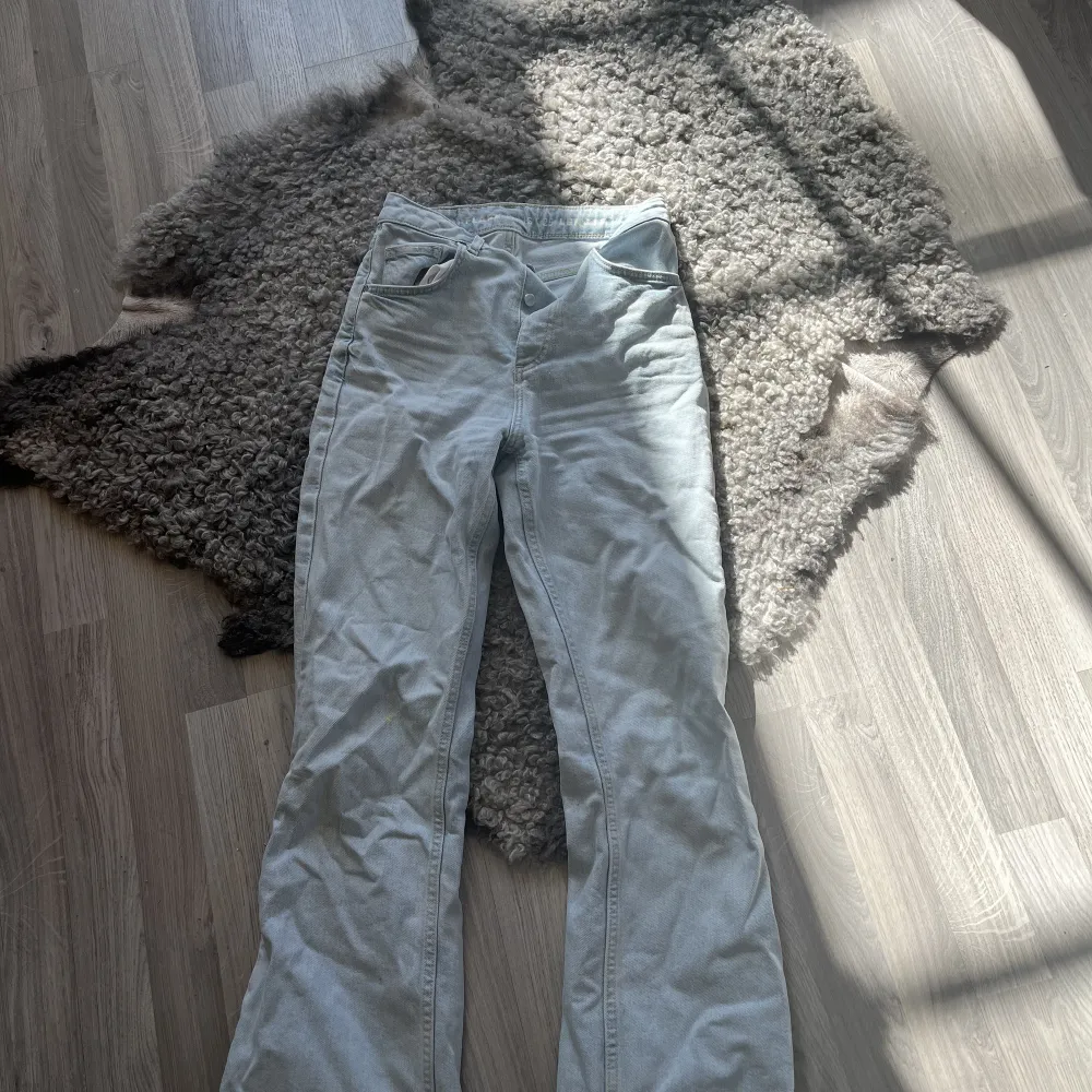 Säljer dom här superfina mid waist, bootcut jeansen från bikbok då dom inte används längre💓Jag skulle säga att dom är ljusblå men kan säkert uppfattas som grå i vissa ljus💓Superbra skick och nästan som nya! Passar till 165-170 ungefär. Jeans & Byxor.