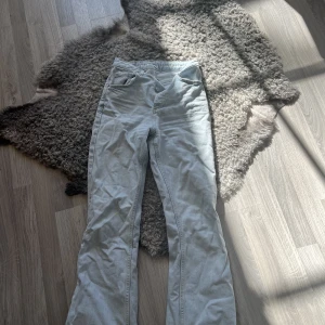 Bikbok Jeans - Säljer dom här superfina mid waist, bootcut jeansen från bikbok då dom inte används längre💓Jag skulle säga att dom är ljusblå men kan säkert uppfattas som grå i vissa ljus💓Superbra skick och nästan som nya! Passar till 165-170 ungefär