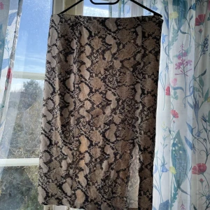 Kjol i storlek M - En kjol i storlek M Den är töjbar