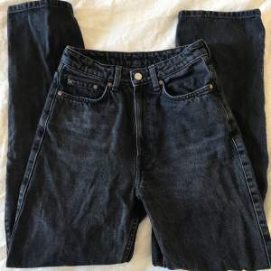 Säljer mina svarta jeans i modellen Rowe från Weekday eftersom de har blivit lite för små.  De är svarta, högmidjade och i storlek W26/L30. Sparsamt använda och i väldigt fin kvalitet!  