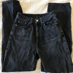 Svarta jeans - Säljer mina svarta jeans i modellen Rowe från Weekday eftersom de har blivit lite för små.  De är svarta, högmidjade och i storlek W26/L30. Sparsamt använda och i väldigt fin kvalitet!  