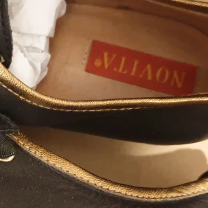 Skor - Snygga svarta skor med gulddetalier. Säljs billigt för att jag vill bli av med den