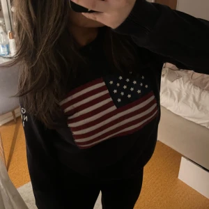 Gant American Flag - Snygg gant marinblå/mörkblå tjocktröja i bra skick🫶🏼 köptes ett tag sen, men använde sällan. (Ordinariepris:1299kr) skriv gärna om du vill ha mer info/detaljer💗