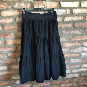 Långkjol - Lång frill kjol i svart i storlek S