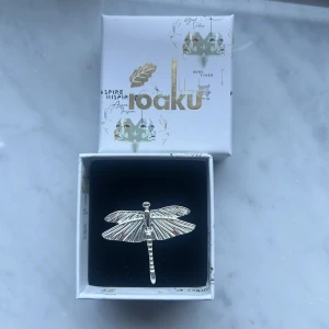 Ioaku ring - Säljer denna superfina trollslända ring från Ioaku då jag tycker att den är lite stor på mig. Storleken på ringen är justerbar vilket är superbra då den passar alla. Helt oanvänd och den är slutsåld på hemsidan. Nypris 499 mitt pris 400 exkl frakt