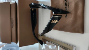 Burberry Delilah solglasögon - Hej, säljer solglasögon av märket Burberry använda endast 1 gång pga fel storlek. Jag har kvitto kvar från Burberry butik i Barcelona.  Billigaste pris online ca 2 100 SEK