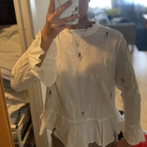 Blus - Säljer denna gulliga och sköna!! Blus! Gulliga små pärlor som mönster. Jätte härlig att ha på sommaren! Fint skick! Använt fåtal gånger 💕⚡️