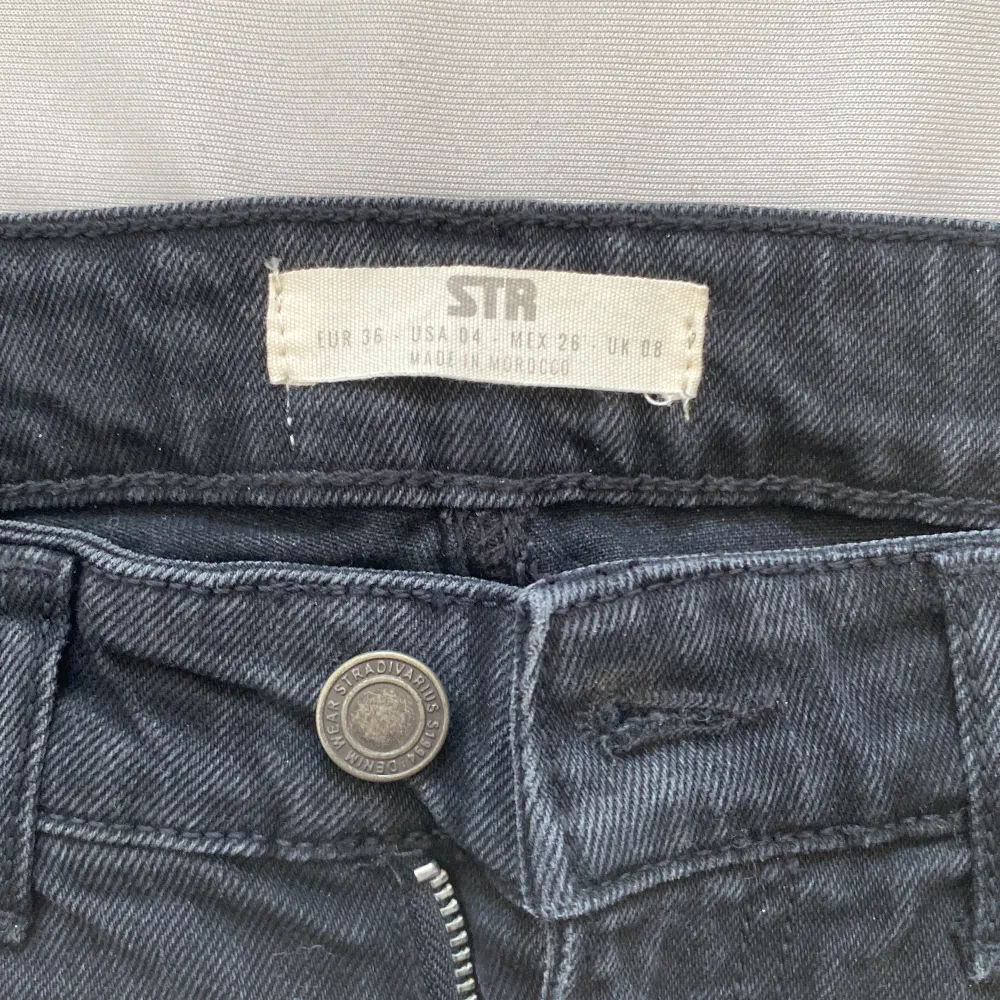 Snygga svarta str low waist jeans 😍 (användna). Jeans & Byxor.