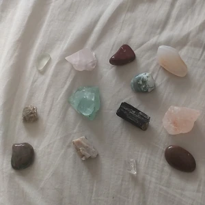 Kristaller - Bra skick, olika priser beroende på antal och sort. Ca 30sek per kristall