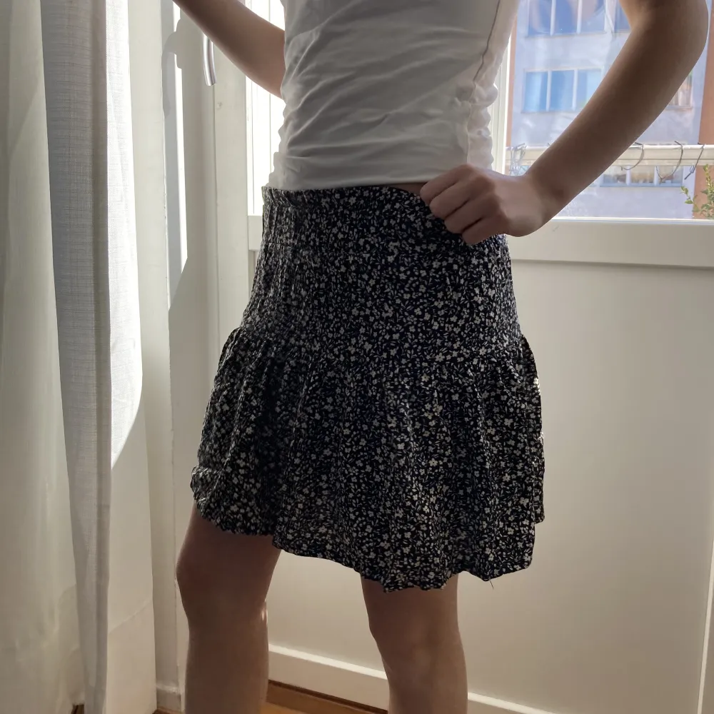 cool blommig zara kjol med inbyggda shorts! perfekt för sommaren😇💕. Kjolar.